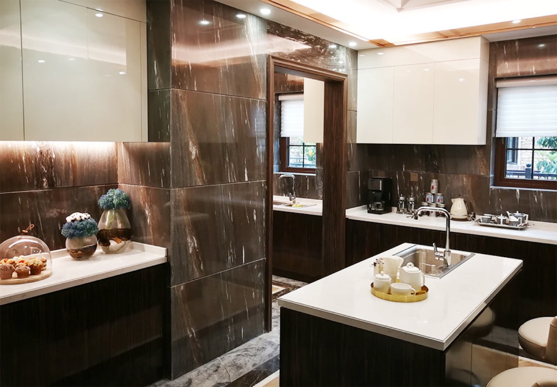Marble feature wall with mirrored and brass detailing