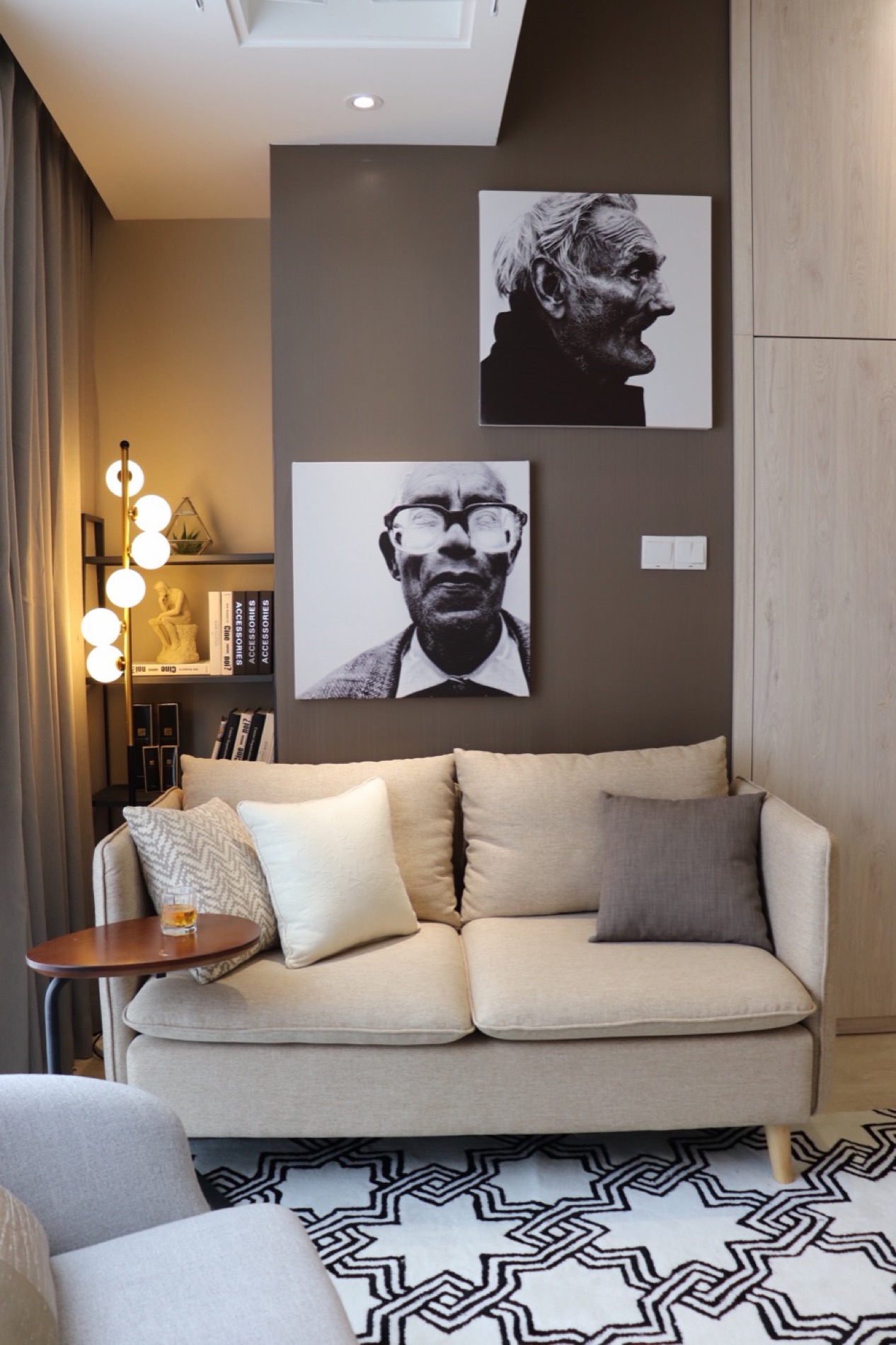 Ceiling and wall metal detailing in a modern apartment